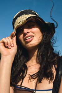 Gorro efecto rafia natural y negro