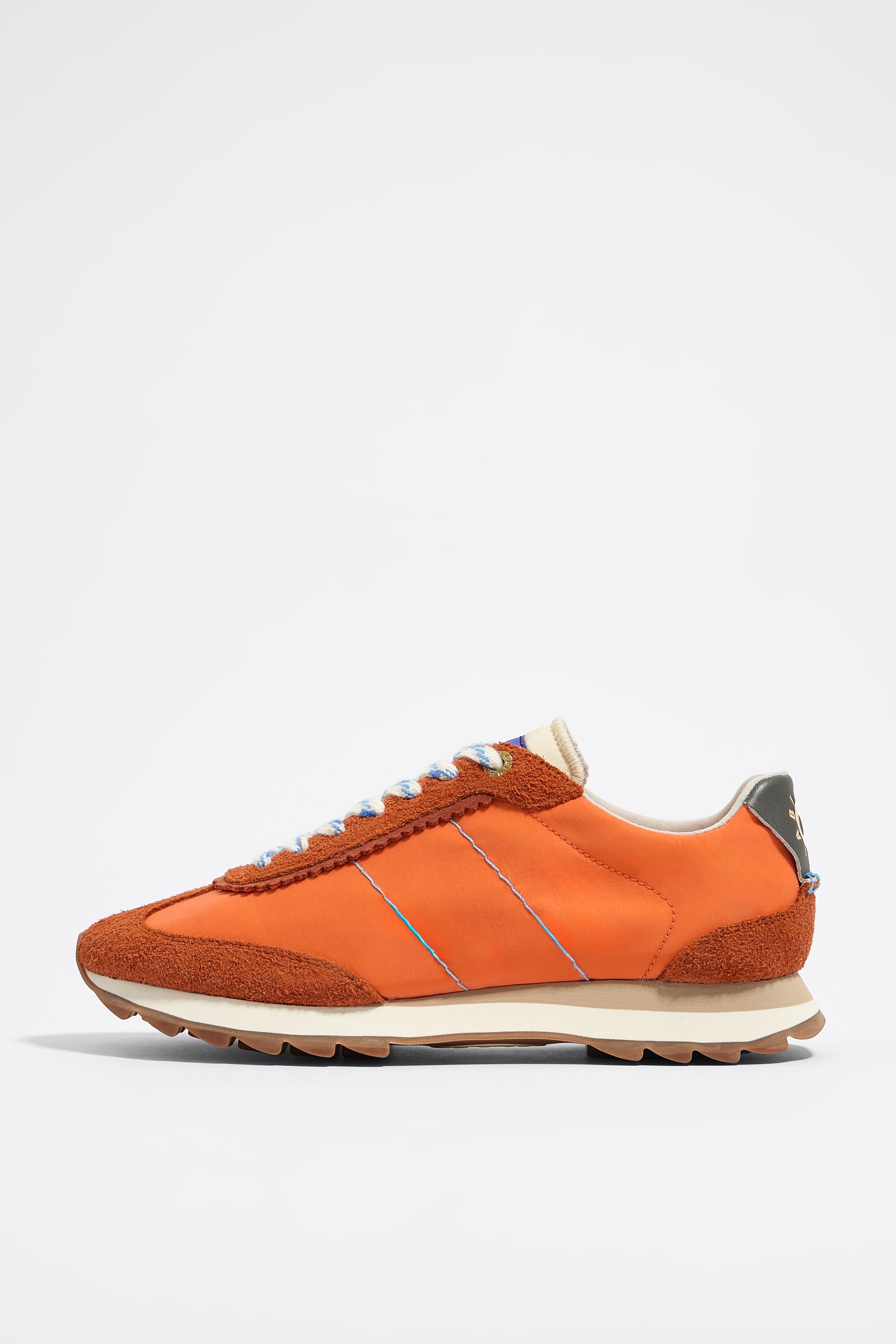 Deportiva retro naranja