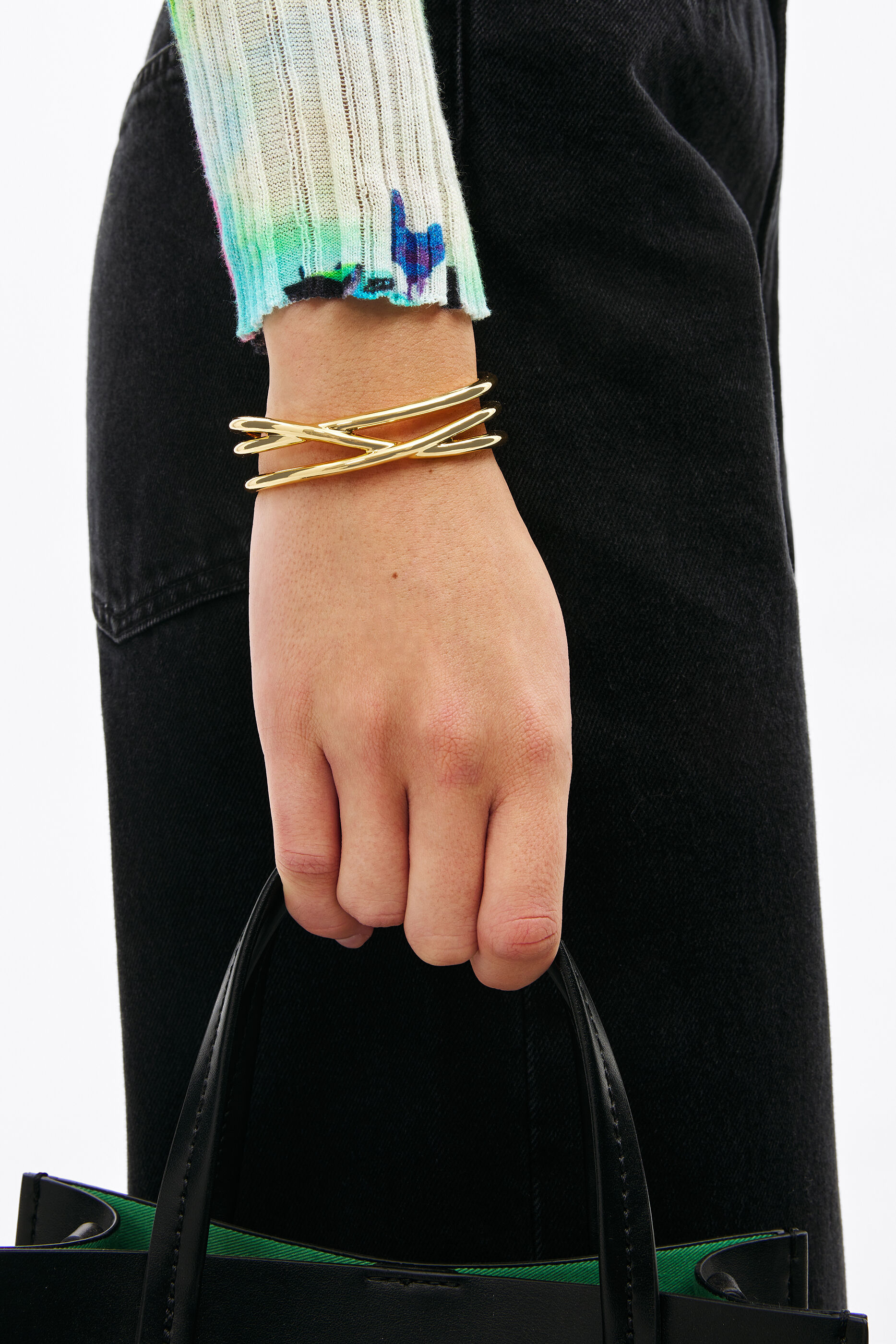 Pulsera cruzada rígida dorada