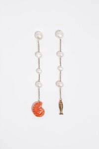 Pendientes perlas con pez y caracola cer&aacute;mica