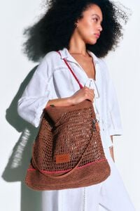 Bolso de hombro mediano efecto rafia roble