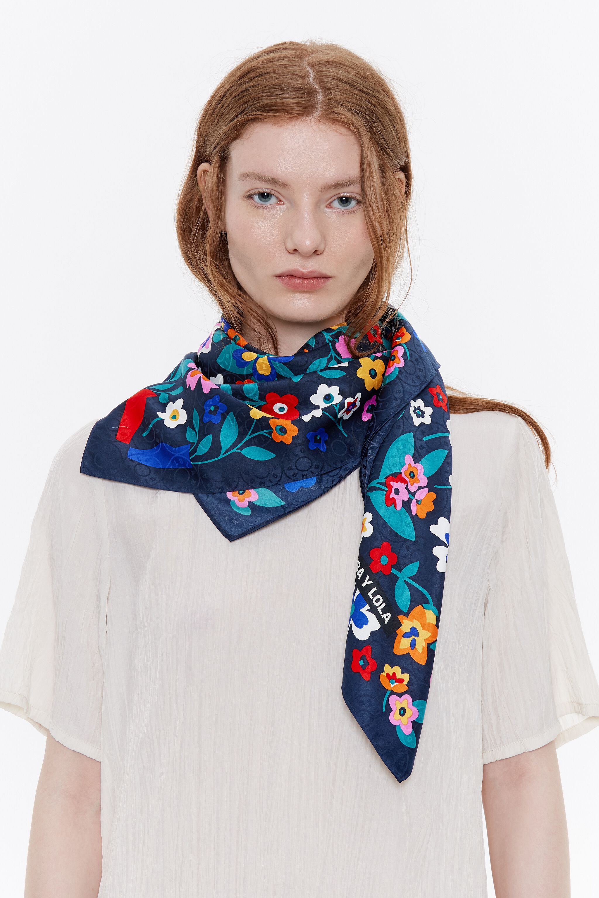 Panuelo flores y jarrones naif azul