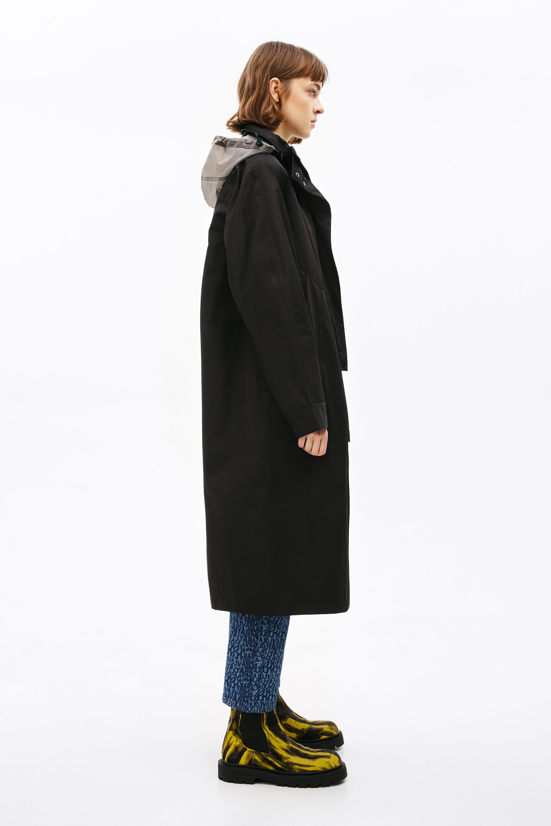 Gabardina negra con capucha