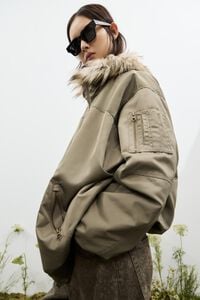 Bomber acolchada pelo interior caqui claro