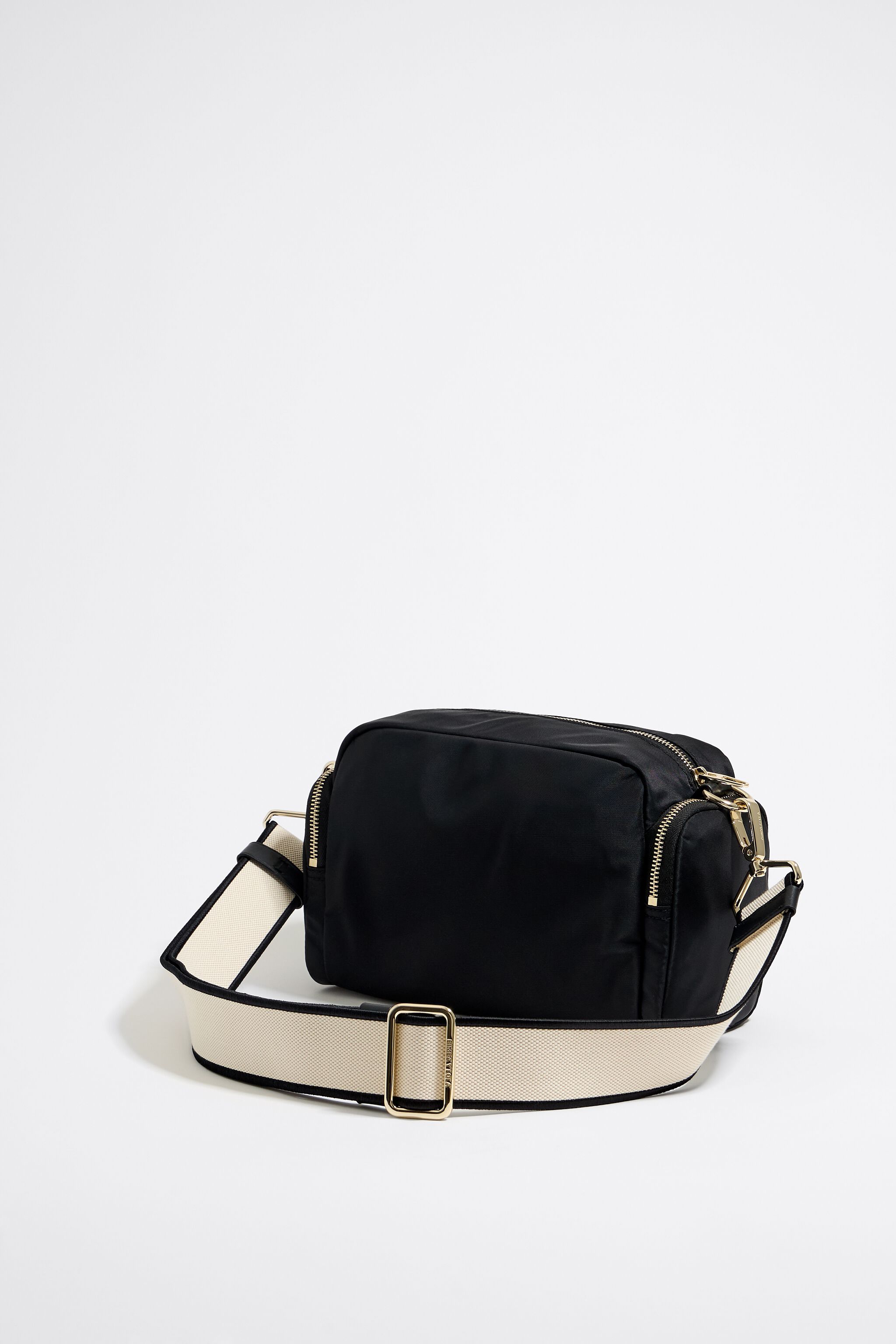 Bolso nylon negro bandolera 2025