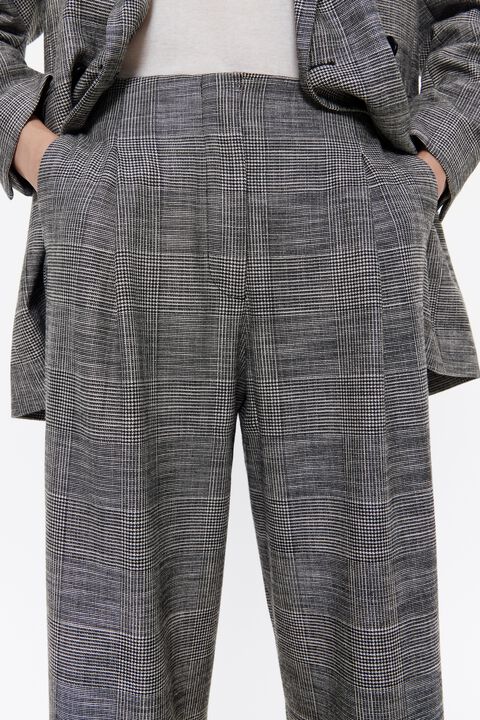 Pantalón pinzas cuadros negro Pantalón pinzas cuadros negro