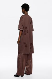 Vestido corto bordado y flecos marr&oacute;n