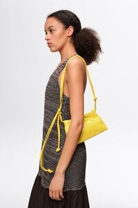 Bolso sobre mini piel amarillo