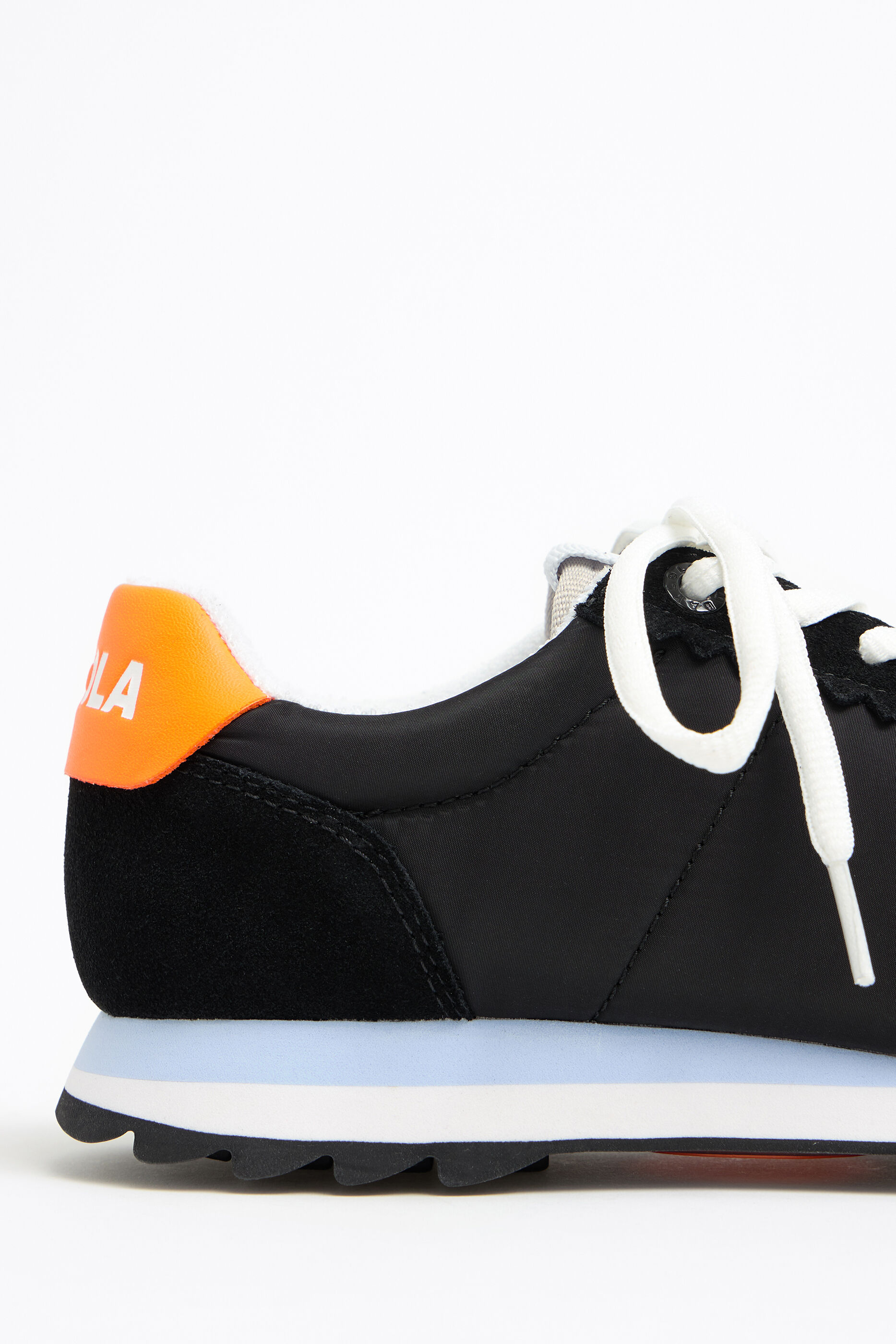 Deportiva retro negra