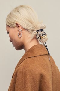 Collar aro textura y cord&oacute;n negro