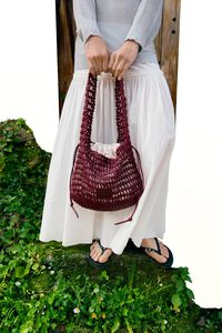 Bolso hobo mediano trenzado piel cereza oscuro