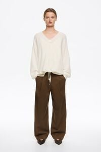 Pantal&oacute;n carrot pinzas oliva