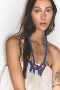 Collar crochet m&aacute;scara bordada azul