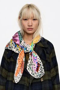 Pa&ntilde;uelo caballos miniestampados y manchitas marfil