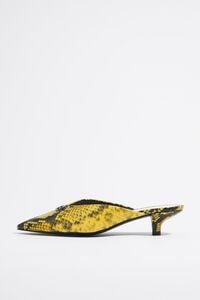 Zapato sal&oacute;n piel print serpiente amarillo