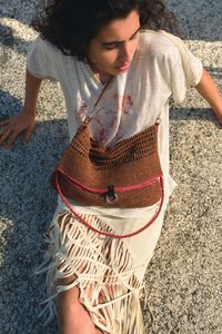 Bolso de hombro mediano efecto rafia roble