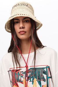 Gorro efecto rafia natural con cord&oacute;n