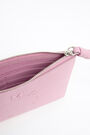 Neceser sobre piel rosa Neceser sobre piel rosa
