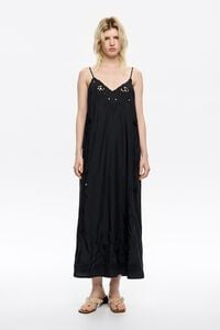 Vestido fluido bordado negro