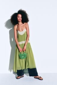 Vestido de tirantes plisado l&iacute;nea A verde claro