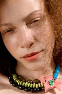 Collar flor y abalorios cerámica