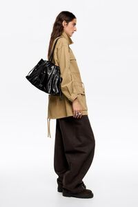 Bolso de hombro grande nylon laminado berenjena