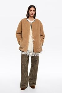 Chaquet&oacute;n reversible pelo escote caja camel