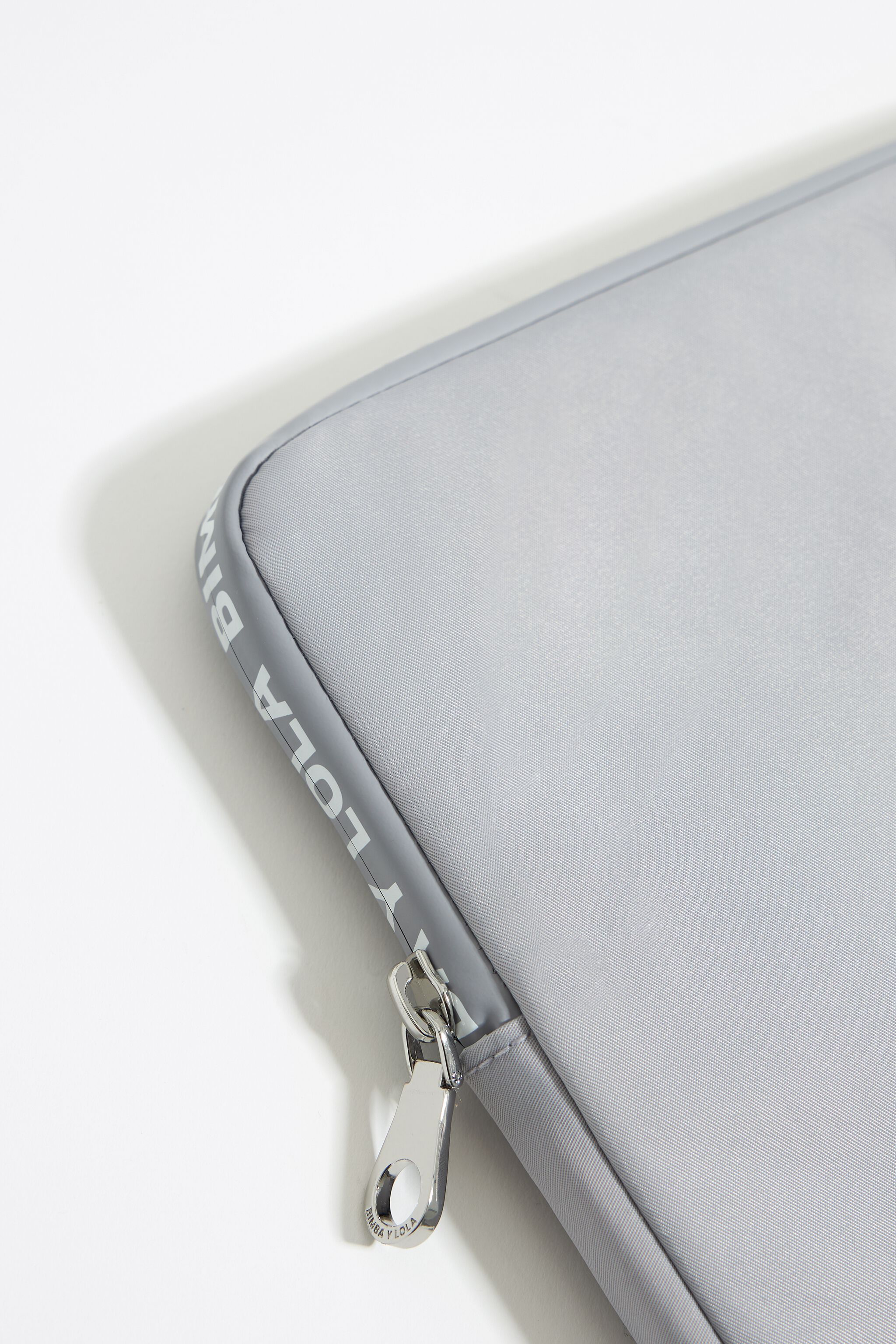 Funda portatil 13 5 nylon lila empolvado