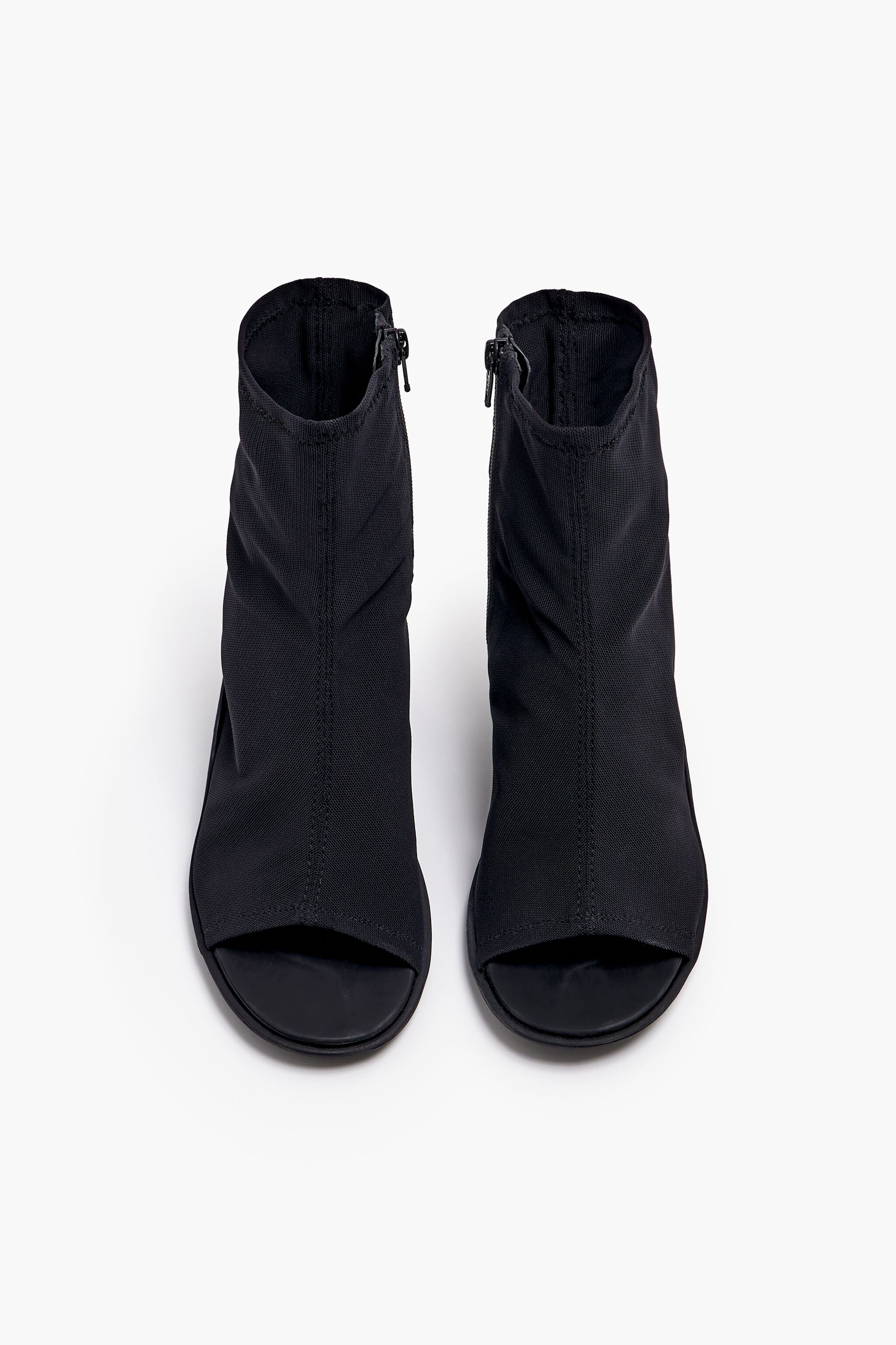 Sandalia abotinada negra discount