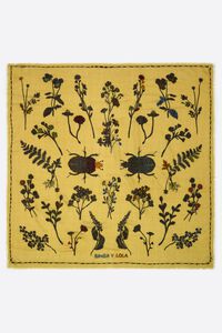 Chal lana siluetas flores y escarabajos bordados