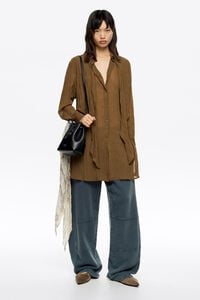 Camisa plisada maxilazos marr&oacute;n