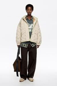 Chaquet&oacute;n corto acolchado capucha marfil