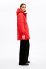 Plumífero midi capucha rojo Plumífero midi capucha rojo