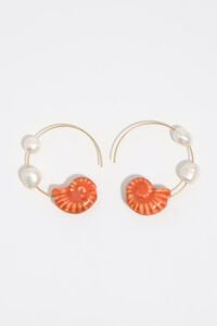 Pendientes aro perlas y caracola cer&aacute;mica