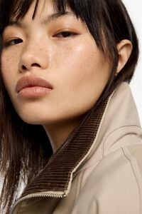 Gabardina bicolor l&iacute;nea A piedra