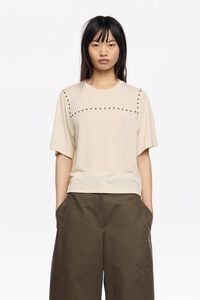 Camiseta boxy remaches met&aacute;licos marfil