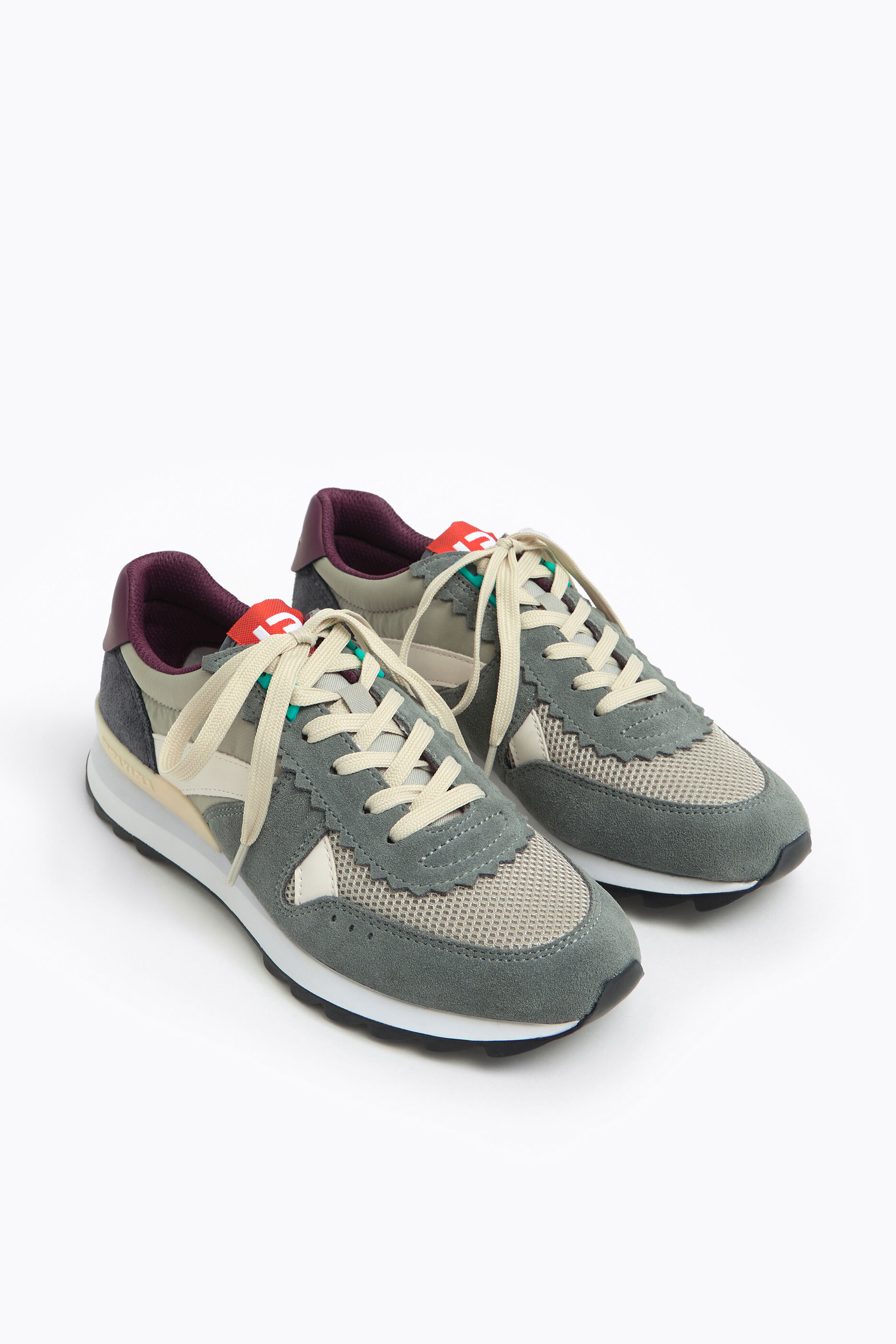 Deportiva técnica gris