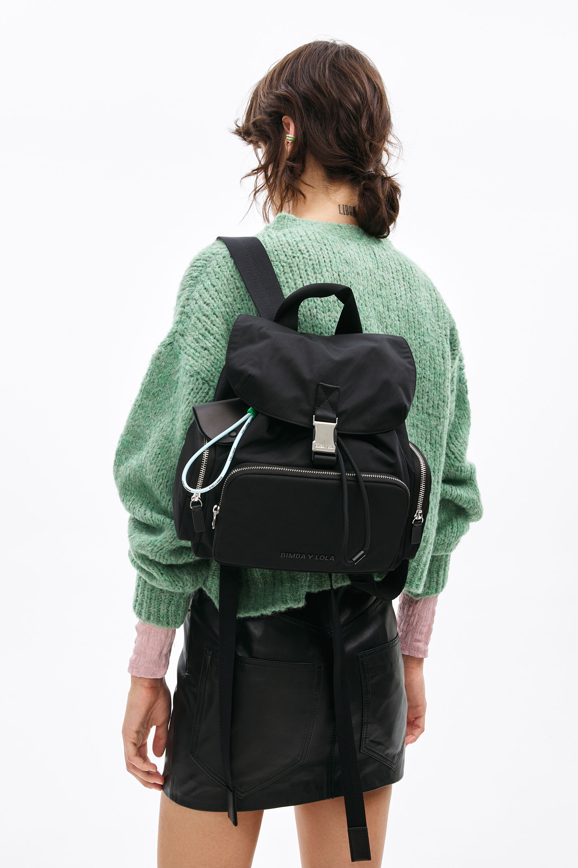Mochila solapa nylon negra