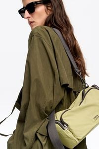 Bolso bandolera Pocket mediano nylon lima p&aacute;lido