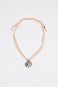Collar tejido nude y caracola plateado envejecido