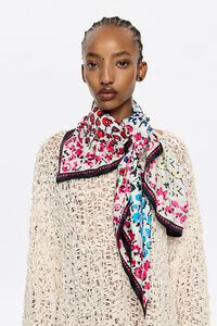 Pa&ntilde;uelo flores y marco blanco