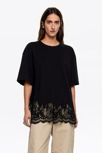Camiseta oversize encajes negra