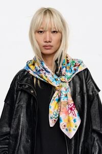 Pa&ntilde;uelo flores acuarela rosa claro