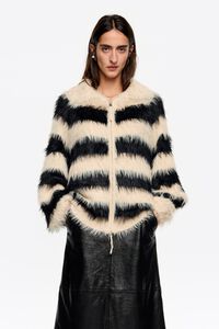 C&aacute;rdigan oversize pelo rayas negras y blancas