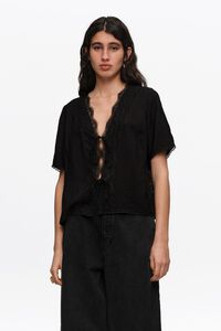 Camisa encajes con cordones negra
