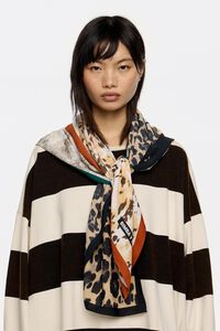 Pa&ntilde;uelo patchwork con marcos contraste prints animales beige