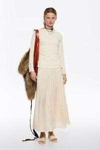 Falda midi l&iacute;nea A pliegues vainilla