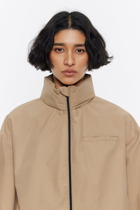 Gabardina línea A corta camel Gabardina línea A corta camel
