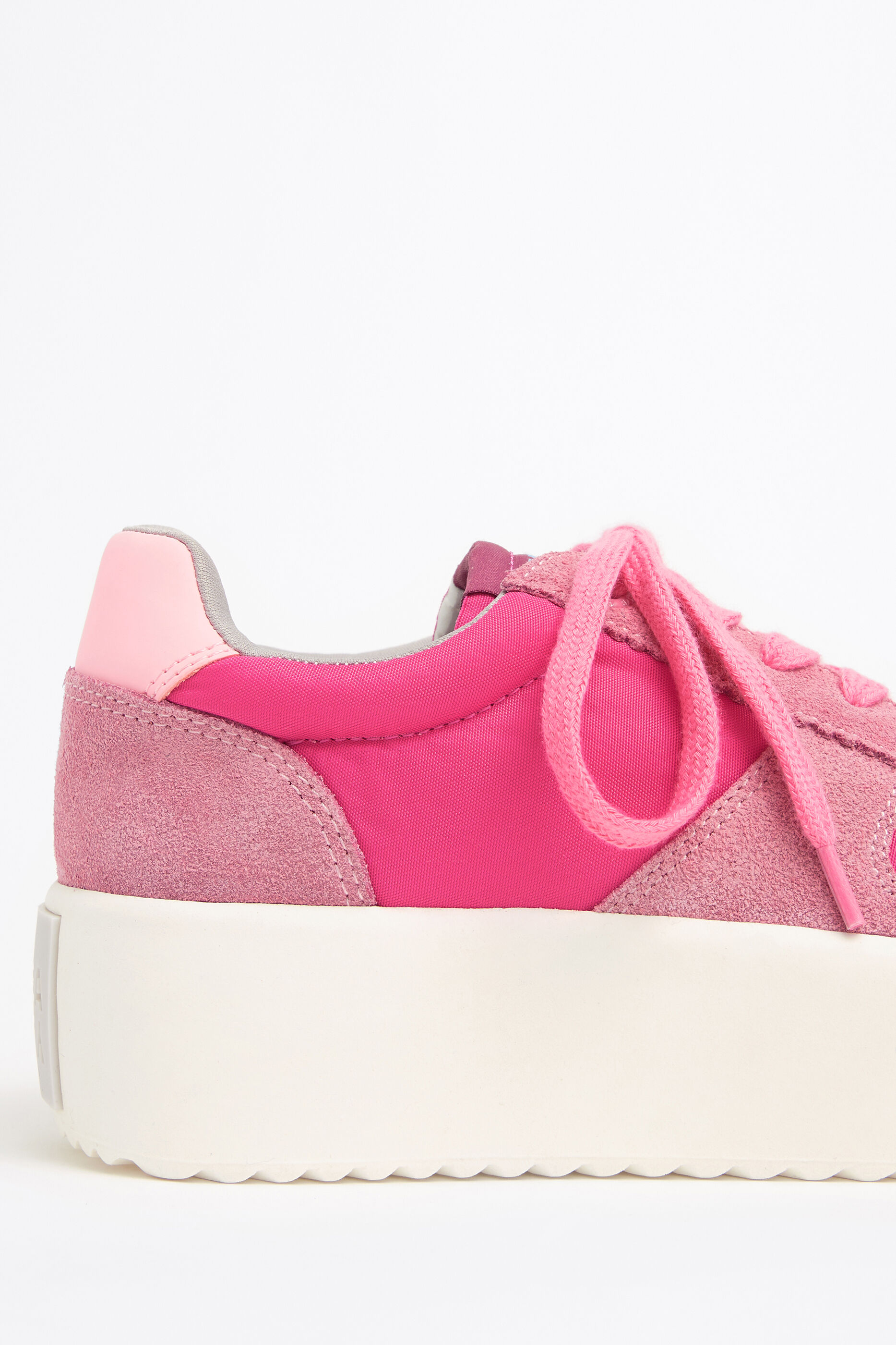 Deportiva plataforma rosa