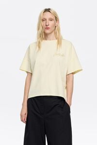 Camiseta boxy logo bordado amarillo Camiseta boxy logo bordado amarillo
